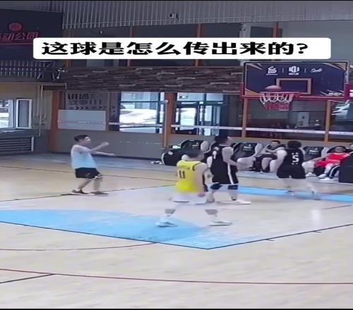 不多慢放几遍,真看不出这球怎么传出来的!