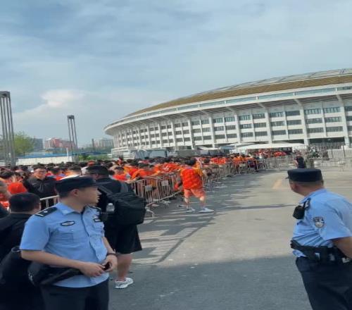 京鲁德比名不虚传,泰山球迷工体外等待入场排起长龙