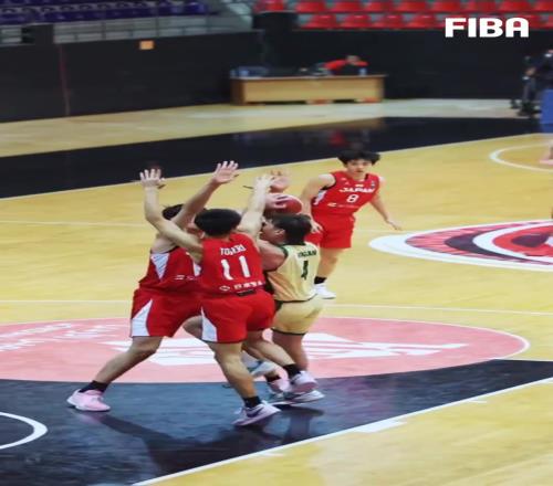 FIBAU18亞洲杯澳大利亞隊以8941輕取日本隊，進軍四強