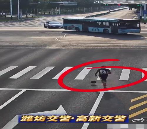 這哥們腦子秀逗了跑到大馬路上去練運球，結果被車撞飛