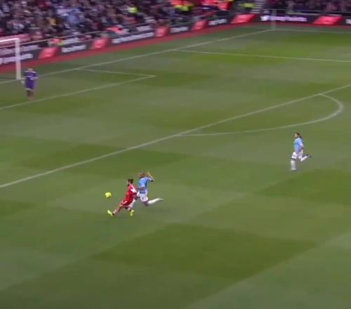 我也是大帝！奧斯瓦爾多當(dāng)年單挑曼城后防精彩弧線球破門