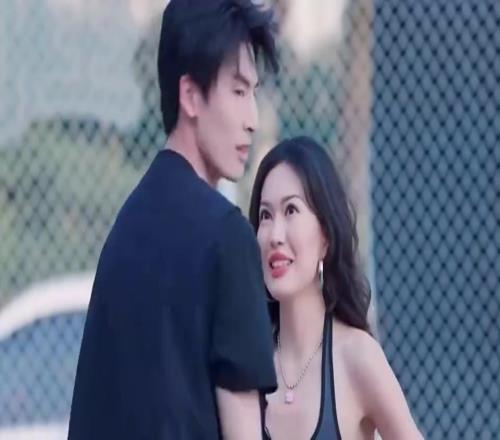 有點尷尬！小伙想在美女面前秀球技，結(jié)果連續(xù)兩投都打鐵