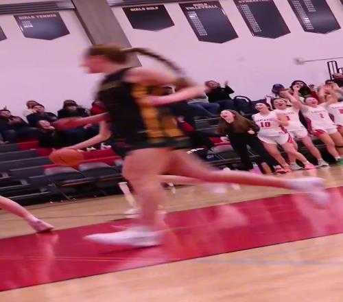 美高中女籃球員反擊單臂暴扣，身高僅僅1米88！