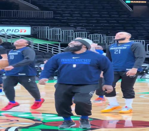 濃眉在今天獨(dú)行俠的球隊(duì)訓(xùn)練現(xiàn)場看起來相當(dāng)開心??！