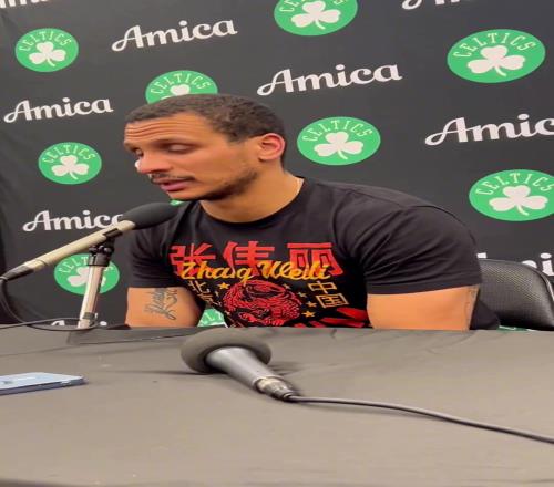 凱爾特人主教練馬祖拉在接受采訪時(shí)穿上了印有張偉麗的戰(zhàn)衣！