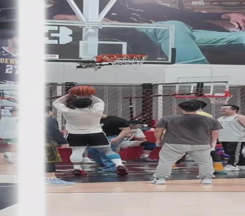 這個(gè)年紀(jì)就乖乖上班啊！