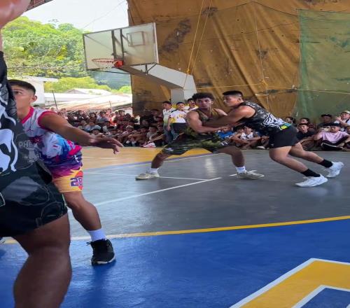 打架嘛帶個(gè)籃球很正常