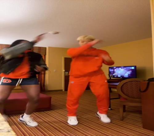 笑死！旅美小將鄧雨婷和隊友尬舞