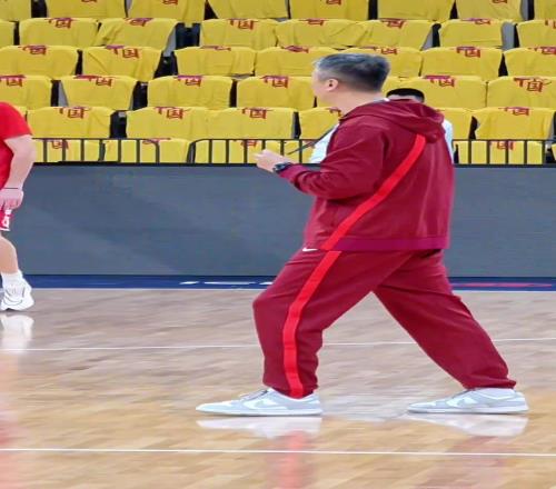 中國(guó)男籃10058大勝日本男籃郭士強(qiáng)頭發(fā)都白了一大片