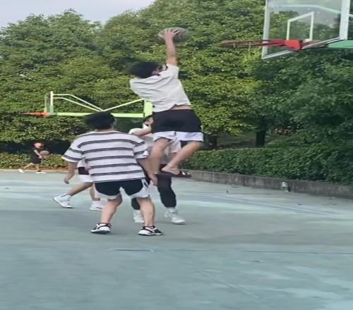 以為你穿拖鞋是來湊數(shù)的，結(jié)果來個(gè)這個(gè)...