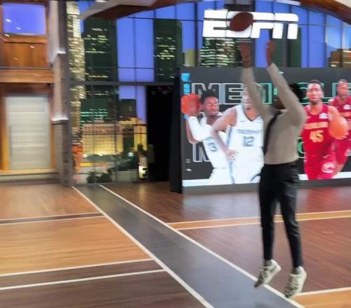 穿襯衫西褲投籃！Shams這籃球水平，能超過百分之幾的吧友