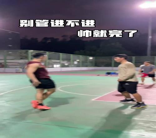 這算不算周杰倫幻想自己打球的樣子