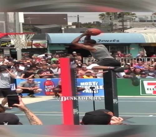 扣籃這動作難度夠大，不信，你試試