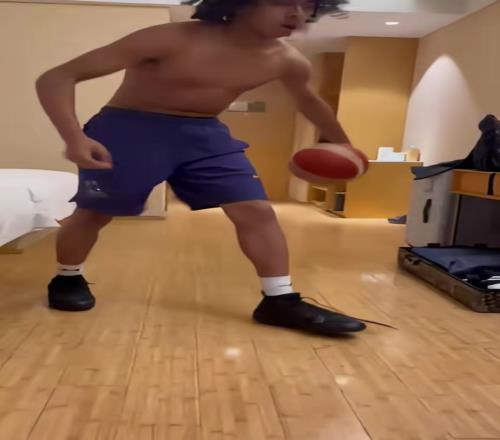 未來(lái)可期！朱正在房間練習(xí)運(yùn)球