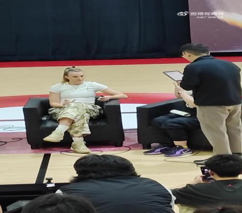 氣質(zhì)真的好棒！“女庫里”約內(nèi)斯庫中國行，與粉絲熱情擁抱