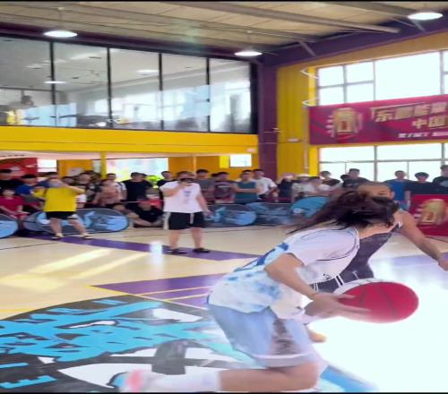 防守連拉帶拽，進(jìn)攻帶肘帶踹