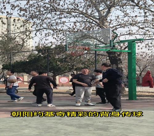 朝陽“約基奇”精彩的背身傳球