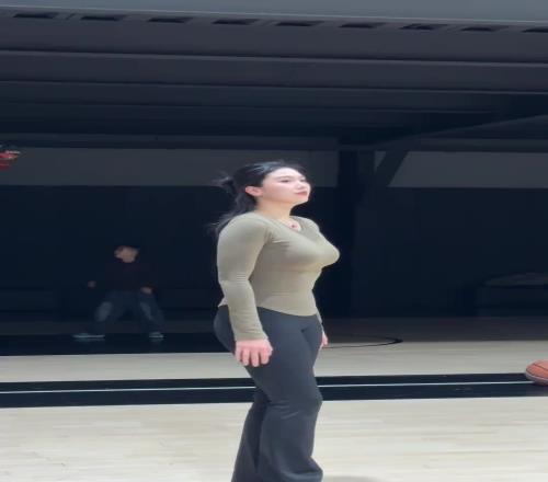 肘子姐沁纯：挥手不是再见而是老弟你还得练
