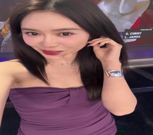 湖人輸了美娜勉強的笑，可惜了這一身紫色韻味