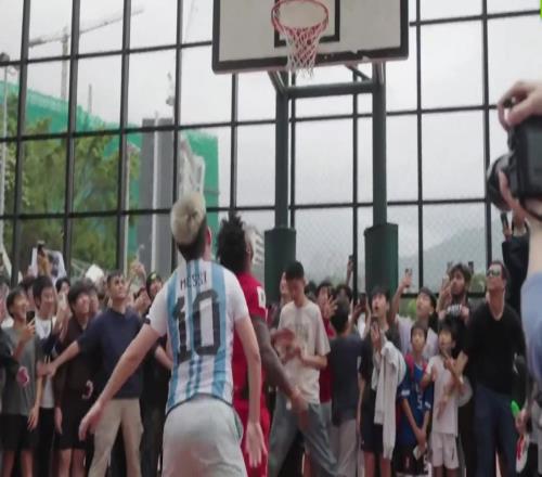 保安有點實力！甲亢哥與籃球粉絲1v1單挑保安單手抓球！