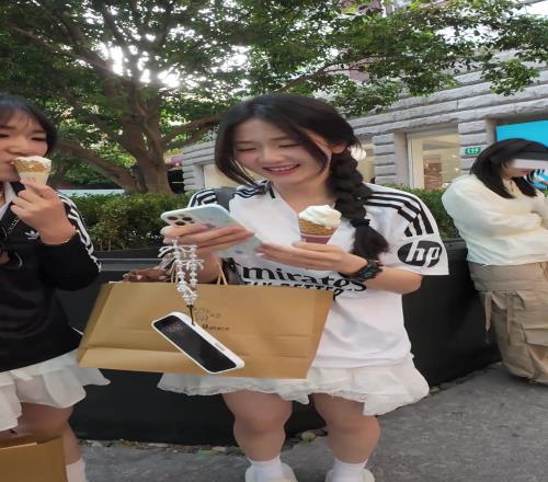 街拍博主遇皇馬&貝林厄姆女球迷，小姐姐顏值你給幾分