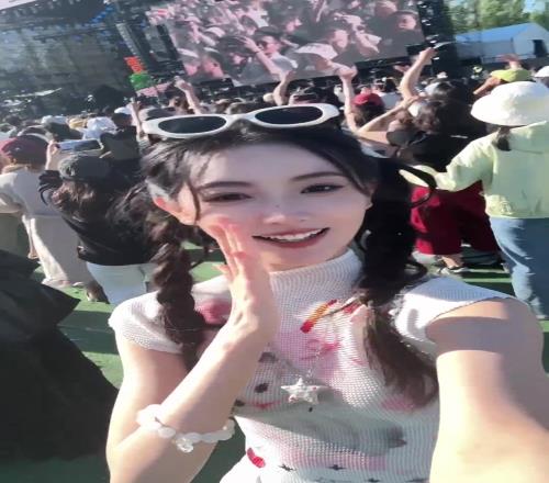 篮球主播金佳悦忙里偷闲去了音乐节,这一眼就像小明星啊