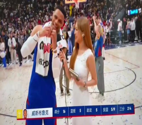 永远的唐装威少!威少赛后向中国球迷比心:太爱你们了,再见