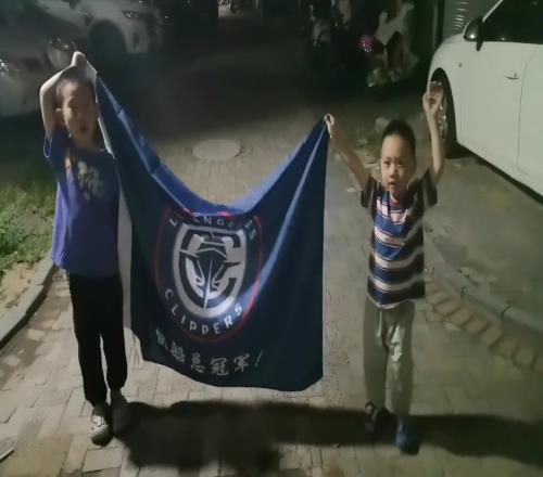 可惜了!小孩哥昨日举快船总冠军旗帜:哈登总冠军
