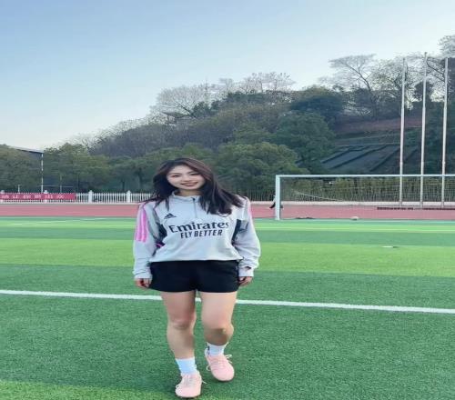 大長腿小姐姐又美又能踢，一看就是練過的