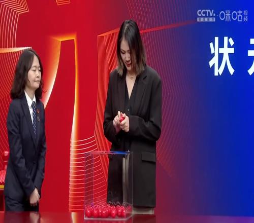 江蘇男籃的女經理參加抽簽！這顏值和身材真不錯呀！