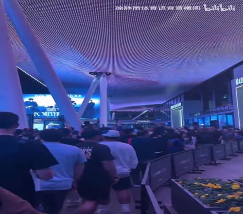 楊：與我何關尼克斯主場外的球迷們齊喊口號“法克吹楊”！