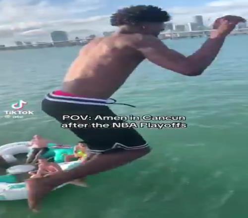 不愛釣魚愛玩水！阿門開啟度假模式，在海裏快樂玩耍