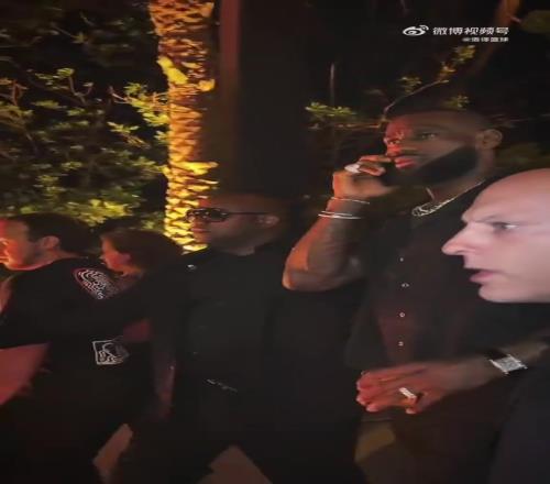 这是去哪玩詹姆斯出行边打电话边拿着烈酒,保镖在两旁围成人墙