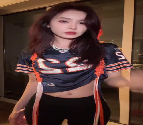 跨界了美娜身穿一身足球服跳手勢舞：來個帥的
