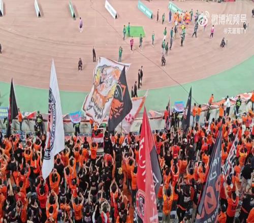 先前遭怒怼！赛后球迷对着崔康熙喊泰山记者名字