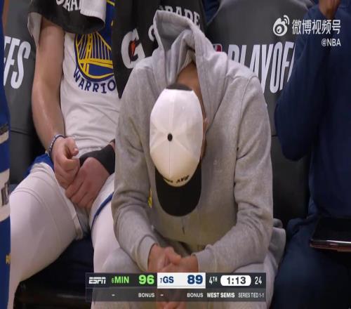 陷入沉默...卢尼6犯被罚下库里替补席低头不语