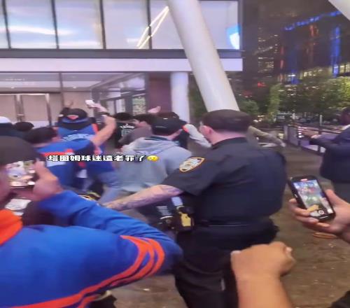 身穿0号球衣的塔图姆球迷在麦迪逊广场被纽约球迷“围攻”
