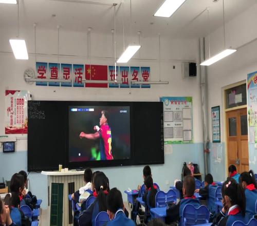 老师真好啊!还给同学们放欧冠看
