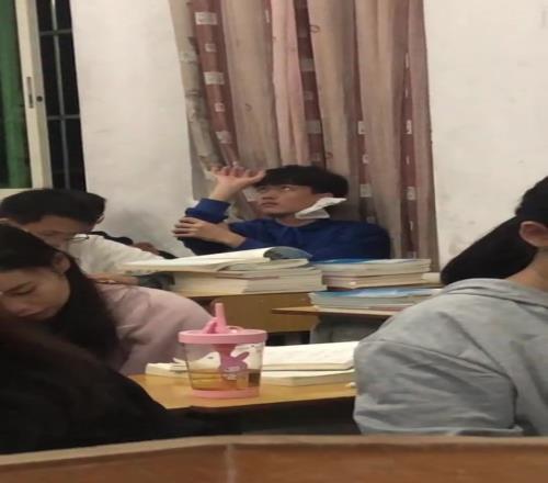 當時不能體會，多年以後才想起當時的他是多麽快樂