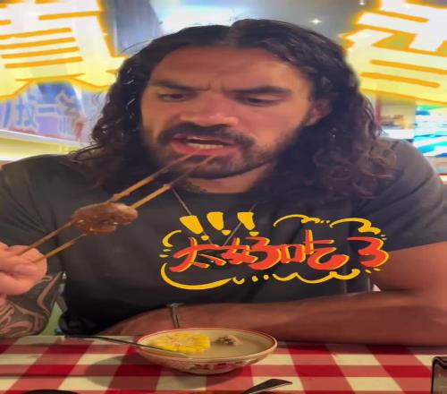 這羊腰好吃啊！海王亞當斯中國行品嚐中國美食