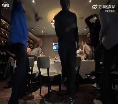 都提前吃席啦独行侠爆冷拿到状元签瞬间,独行侠高管欣喜若狂!