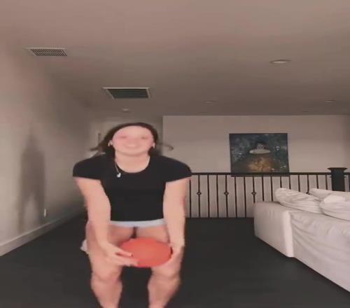 能駕馭麽弗拉格女友看著比他壯一些！