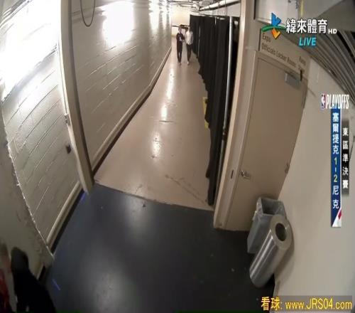 看著非常嚴重啊！塔圖姆受傷後，坐著輪椅離開，雙手捂臉！