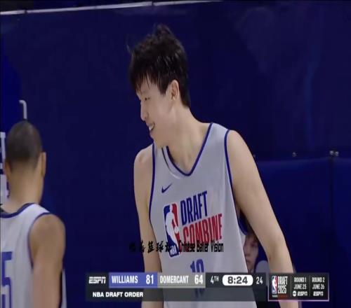 霸气!杨瀚森篮下吃饼劈扣2+1微微一笑击掌赢得队友信任!