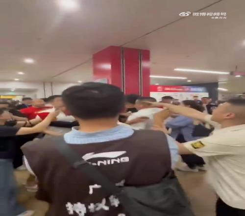 后续来了！有一个球迷直接手打首钢工作人员脸部并打掉记者手机