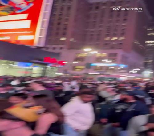 街上人山人海!这是尼克斯晋级后纽约不夜城热闹场景