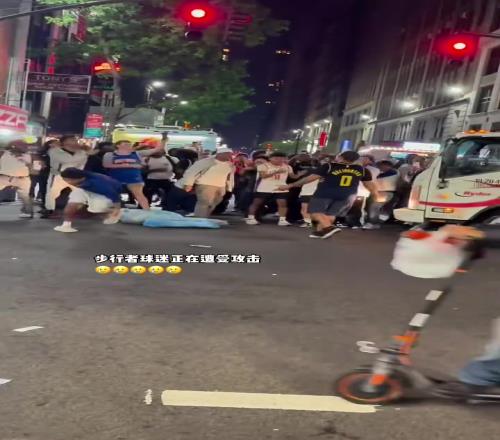 场外攻击尼克斯今日晋级东决后球迷开始攻击步行者球迷了