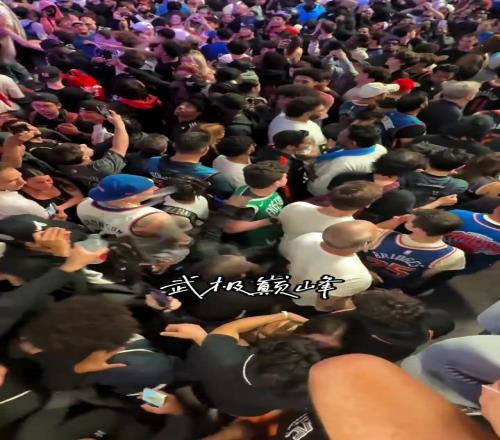 这也太勇了,绿军球迷赛后在尼克斯球迷的嘲讽中离开...