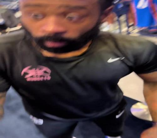 受宠若惊!小乔丹发现球迷拿着自己的快船球衣瞬间瞳孔放大
