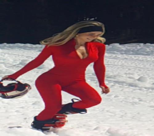 火辣辣!卡里乌斯老婆紧身大红滑雪服勾勒出S型身材